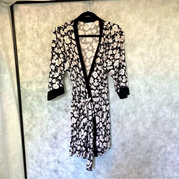 MARILYN MONROE Black with Pink Floral Cherry Blossom Robe with Tie Womens Large - Picture 8 of 16